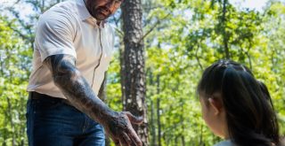 Dave Bautista em Batem à Porta. - Otageek